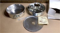 THE PAMPERED CHEF SPRINGFORM PAN SET AND A
