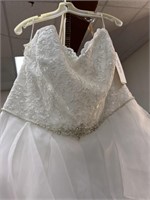 Wedding dress size 18 has under skirt and veil