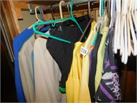 ASSORTMENT OF WOMEN'S CLOTHES SIZES LARGE TO 2X