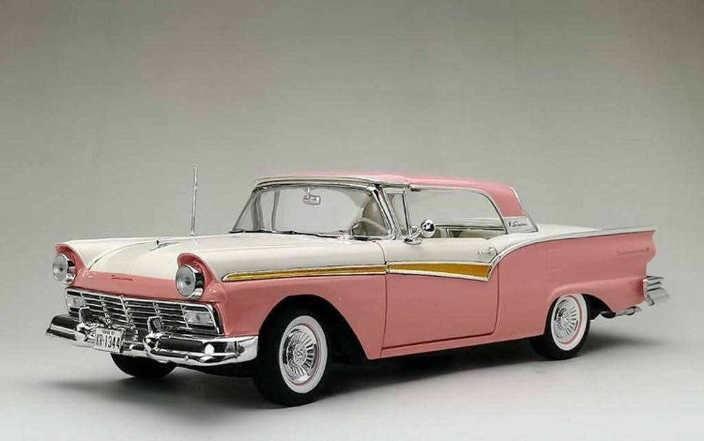 Ford Fairlane 500 1957 Skyliner - Scale: 1:18