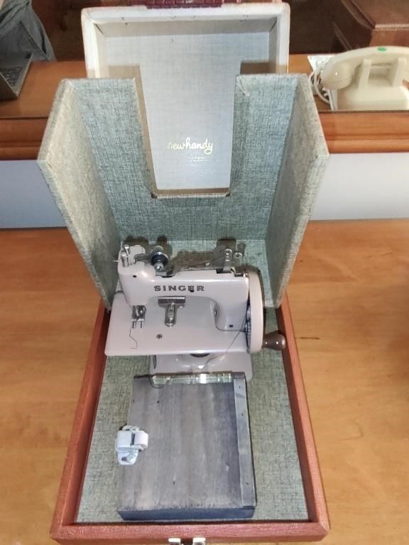 Singer Sewhandy Machine with Case