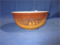 3 vintage pyrex mixing bowls .