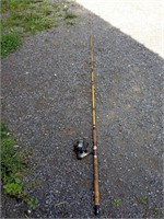 EAGLE CLAW 4000 FISHING  REEL AND EAGLE CLAW POLE