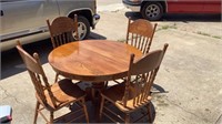 Nice Round Oak Dining Table on Casters And 4