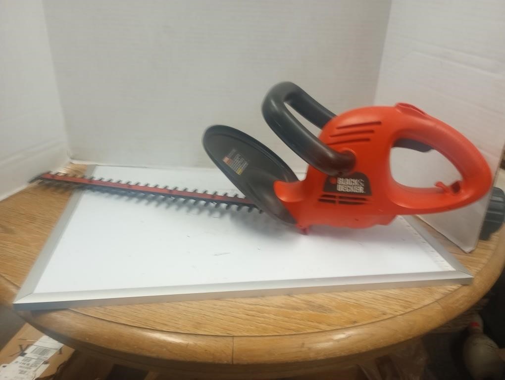 18'' Working Black And Decker Working Hedge