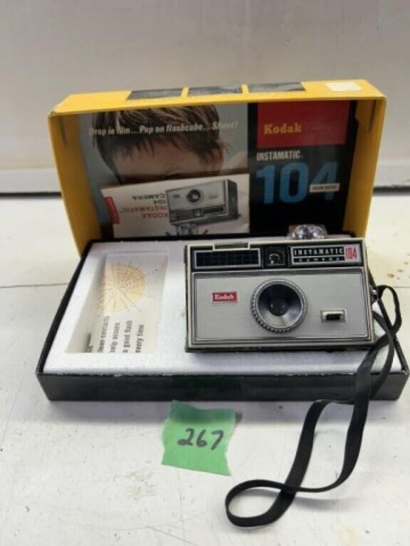 Camera - Kodak Instamatic 104