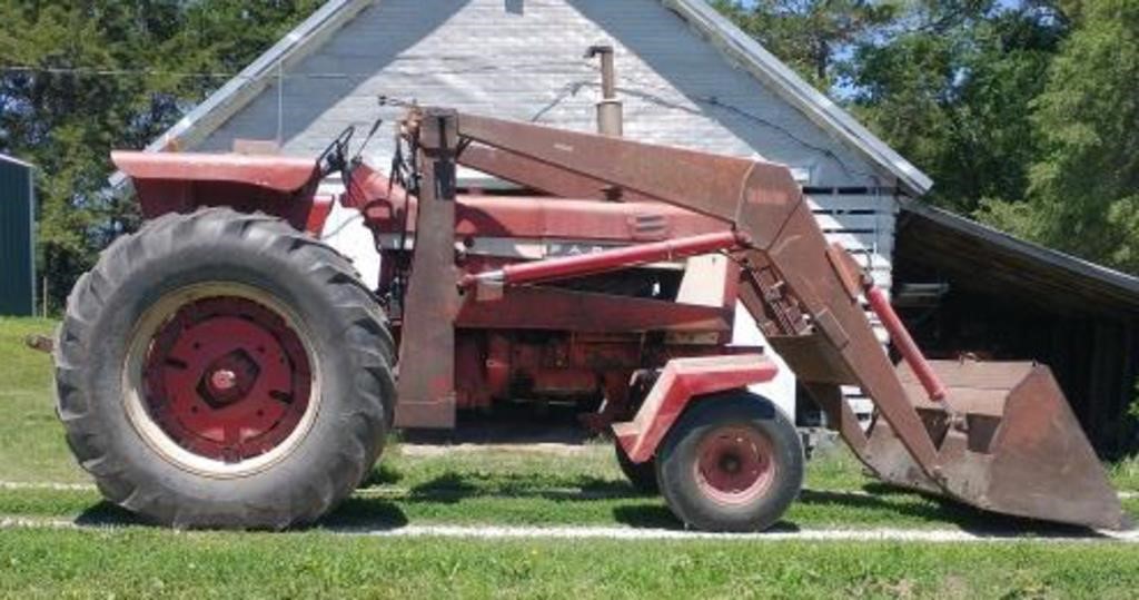 IH 706 Diesel Tractor w/ Loader