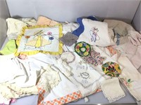 Lot of assorted vintage linens