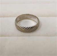 14K White Gold Ring Size 9.5
