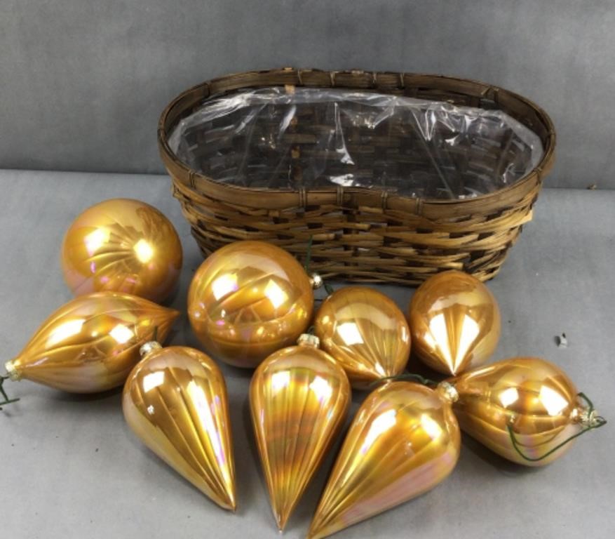 Wooden basket with 9 glass ornaments