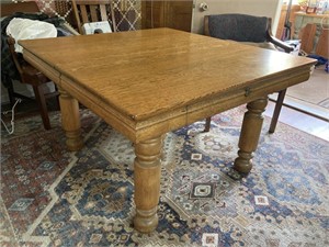 Oak Dining room table with 6 leaves ( table is