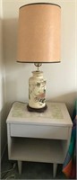 703 - CUTE ACCENT TABLE & TABLE LAMP
