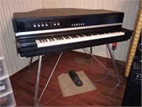 Fantastic Yamaha electric piano, breaks down for