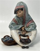 UNUSUAL LLARDRO FIGURINE