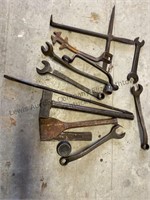 6 vintage wrenches, metal hammer, chisel and 3