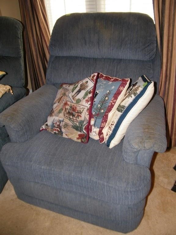 RECLINER WITH 3 CHRISTMAS PILLOWS