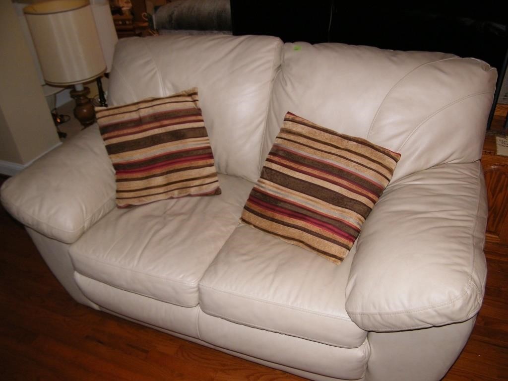 NICE LEATHER LOVE SEAT & 2 PILLOWS