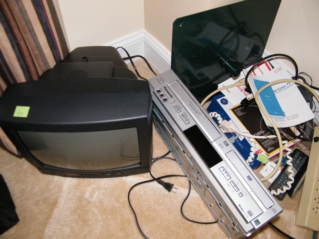 PANASONIC DVD VIDEO & VHS TAPE PLAYER, TV