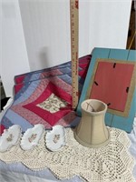 UNIQUE PICTURE FRAME, 4 PLACEMATS, SML LAMP