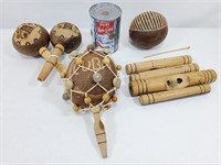 Instruments de musique en bois dont maracas
