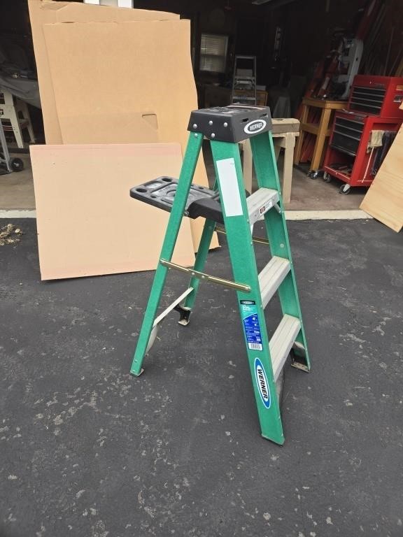 WERNER 4' FIBERGLASS LADDER