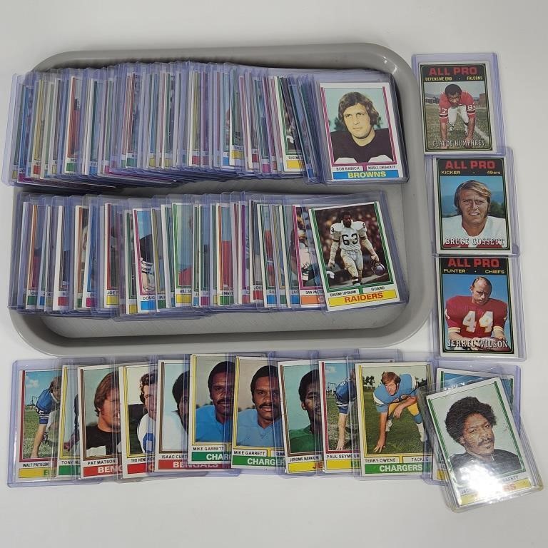 LARGE ASSORTMENT OF 1974 TOPPS FOOTBALL CARDS