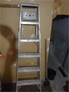 6' Folding Ladder