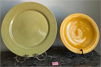 V - LOT OF 2 DECOR PLATES W/ STANDS (L22)