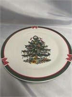 7 VINTAGE CHRISTMAS PLATES AND 4 COFFEE CUPS