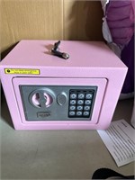 Tenamic Pink tiny safe has keys and opens