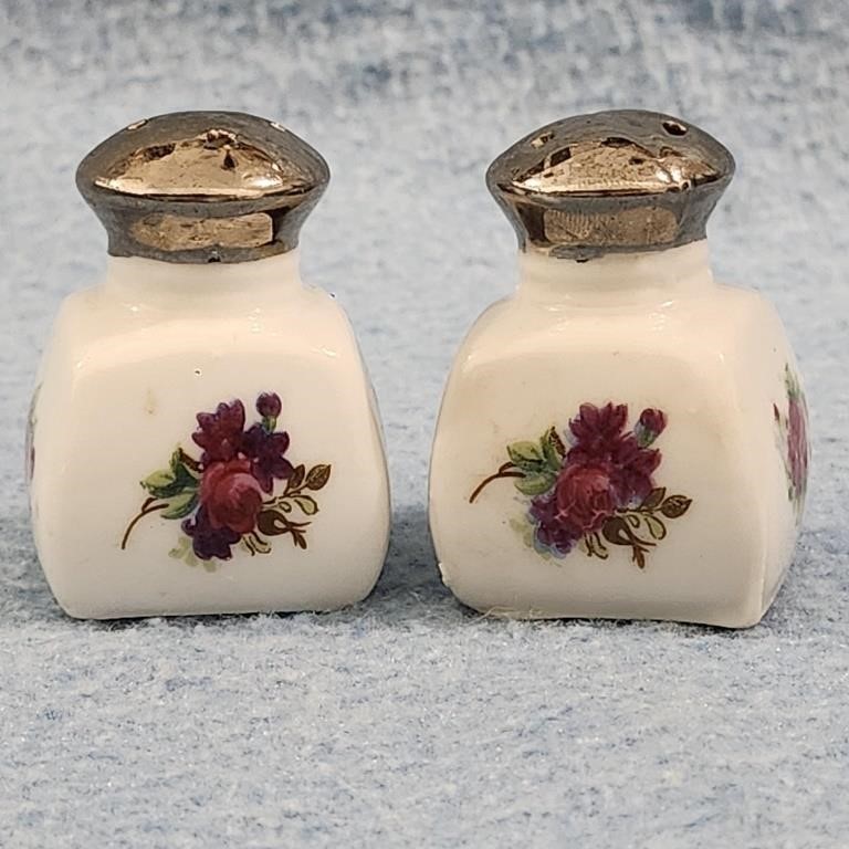 EUC Vintage Set of 2 2" Salt & Pepper Shakers