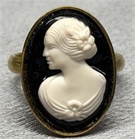 Sarah Coventry vintage pink and black cameo ring