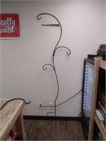 Yard art metal plant hanger