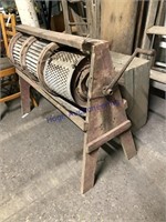 HAND-CRANK GRAIN CLEANER