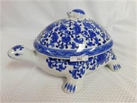 BLUE & WHITE PORCELAIN COVERED TURTLE DISH 15" X 1