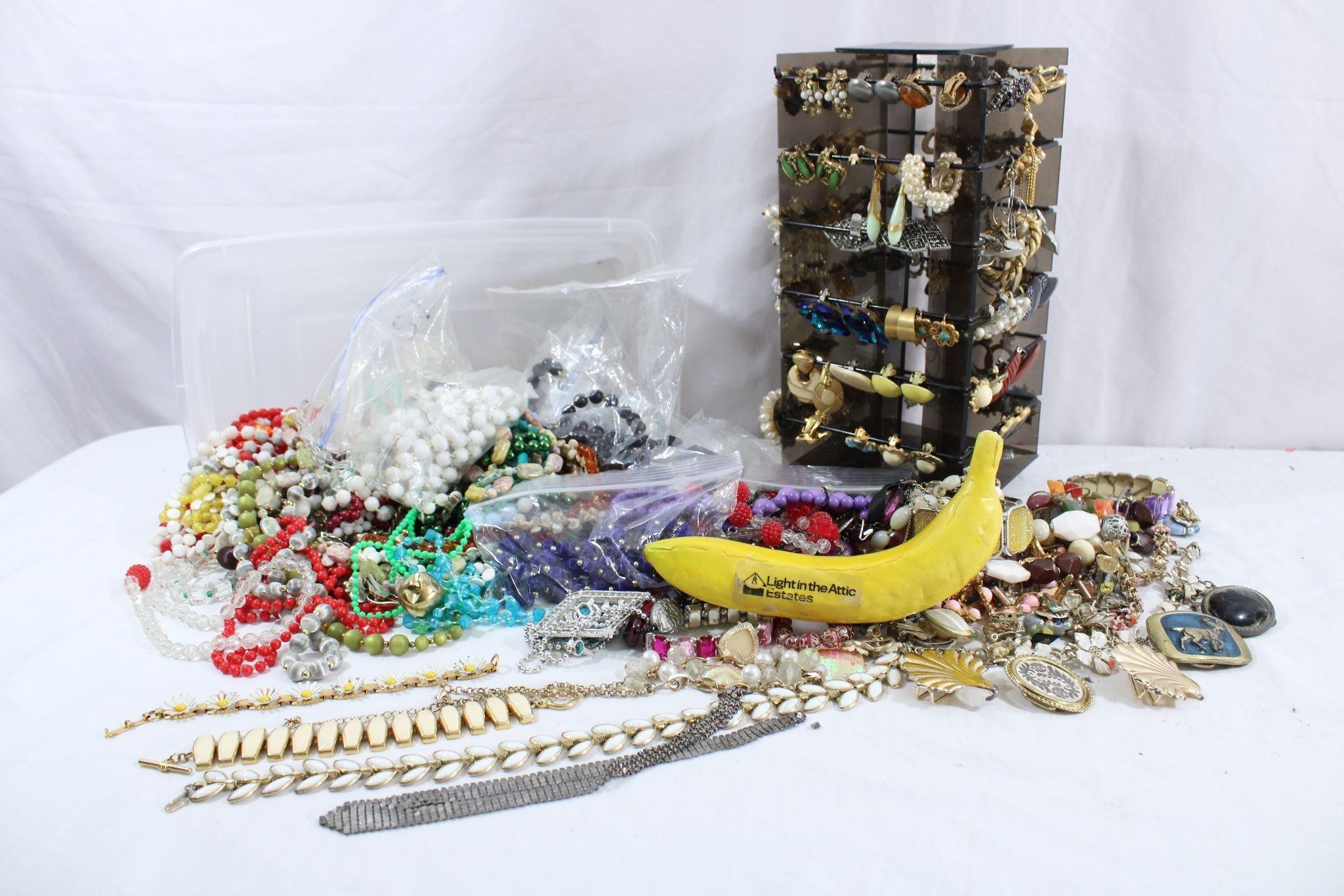 100+ Pieces Vtg & Modern Costume Jewelry!