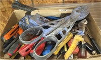TRAY OF HAND TOOLS, SNIPS, MISC