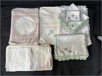 Group of linen place settings & napkins in box lot
