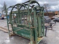 HM Cattle Squeeze Chute w/head gate