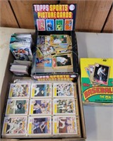 TRAY OF ASSORTED BASEBALL CARDS