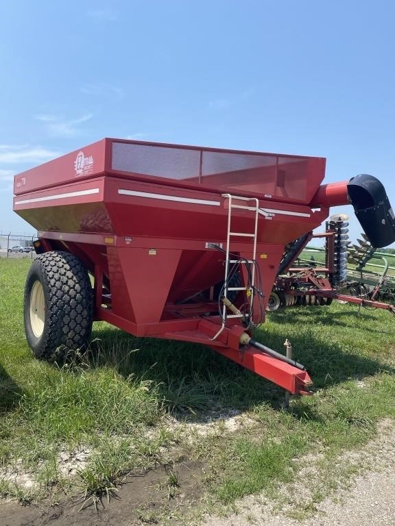 EZ Trail 710 Grain Cart