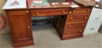 Nice solid desk (nothing on top)