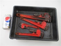 Divers outils (2 haches, marteaux, et autres)