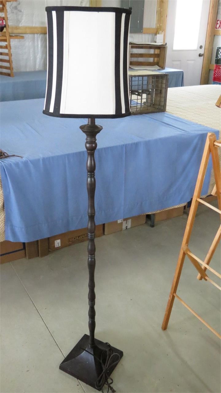 PRIMITIVE STYLE FLOOR LAMP