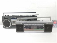 2 lecteurs cassettes portatifs dont Sony CFS-W30