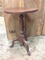 ROUND WOODWN SIDE TABLE