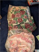 Assorted Pillows & Sheets (size Unknown)