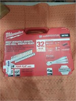 Milwaukee 3/8" metric ratchet and 32 sockets