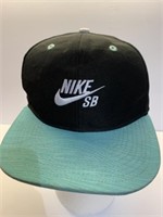 Nike SB snap to fit ball cap appears in good