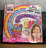 CHIDREN'S BRACELET MAKING KIT-NEW